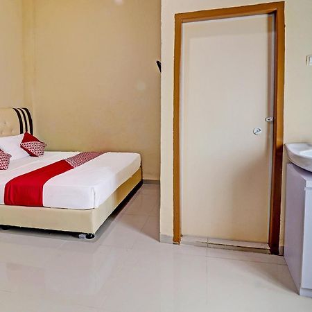 Oyo 90945 Arizon Kost Hotel Jambi Bagian luar foto