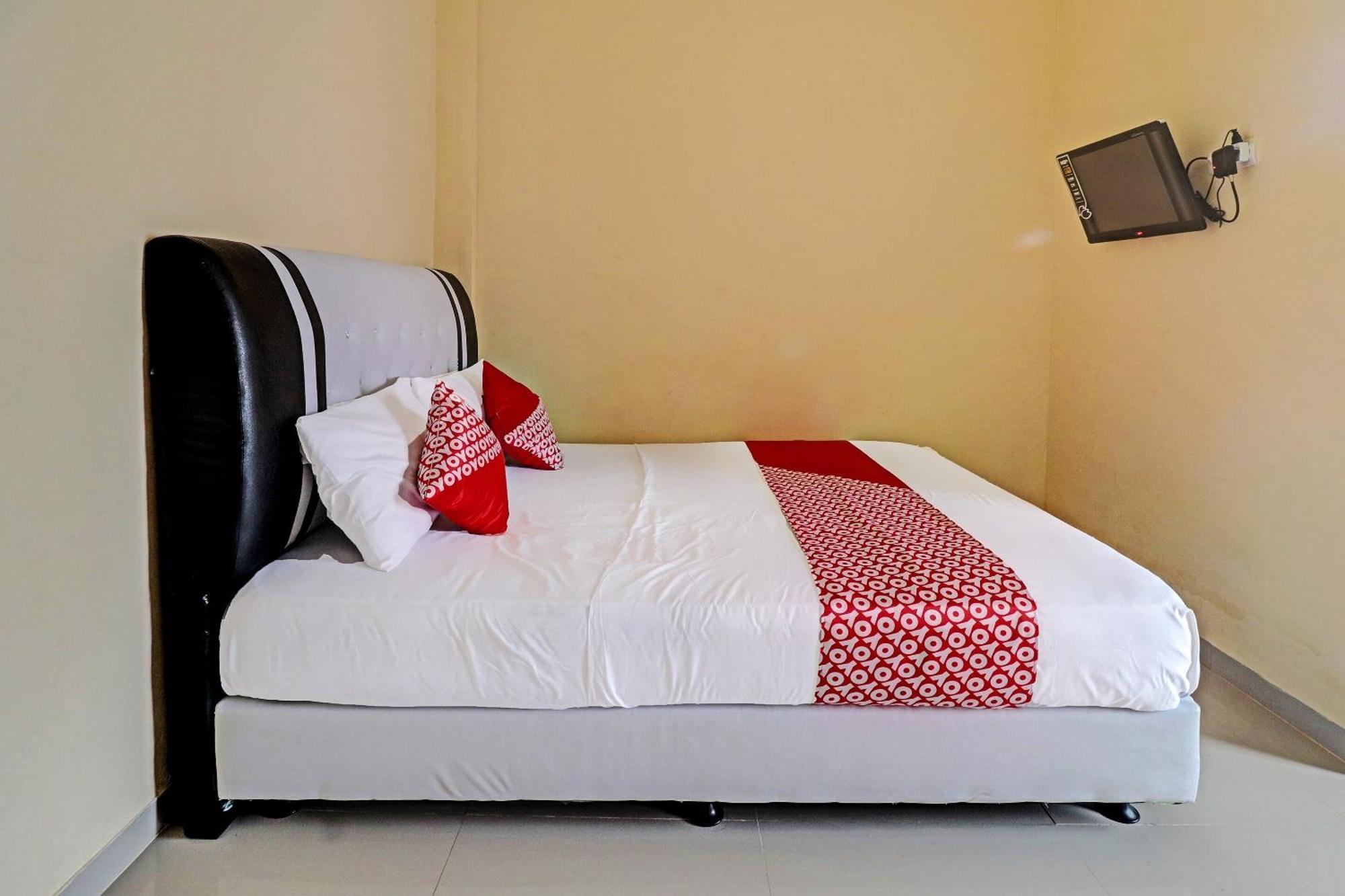 Oyo 90945 Arizon Kost Hotel Jambi Bagian luar foto