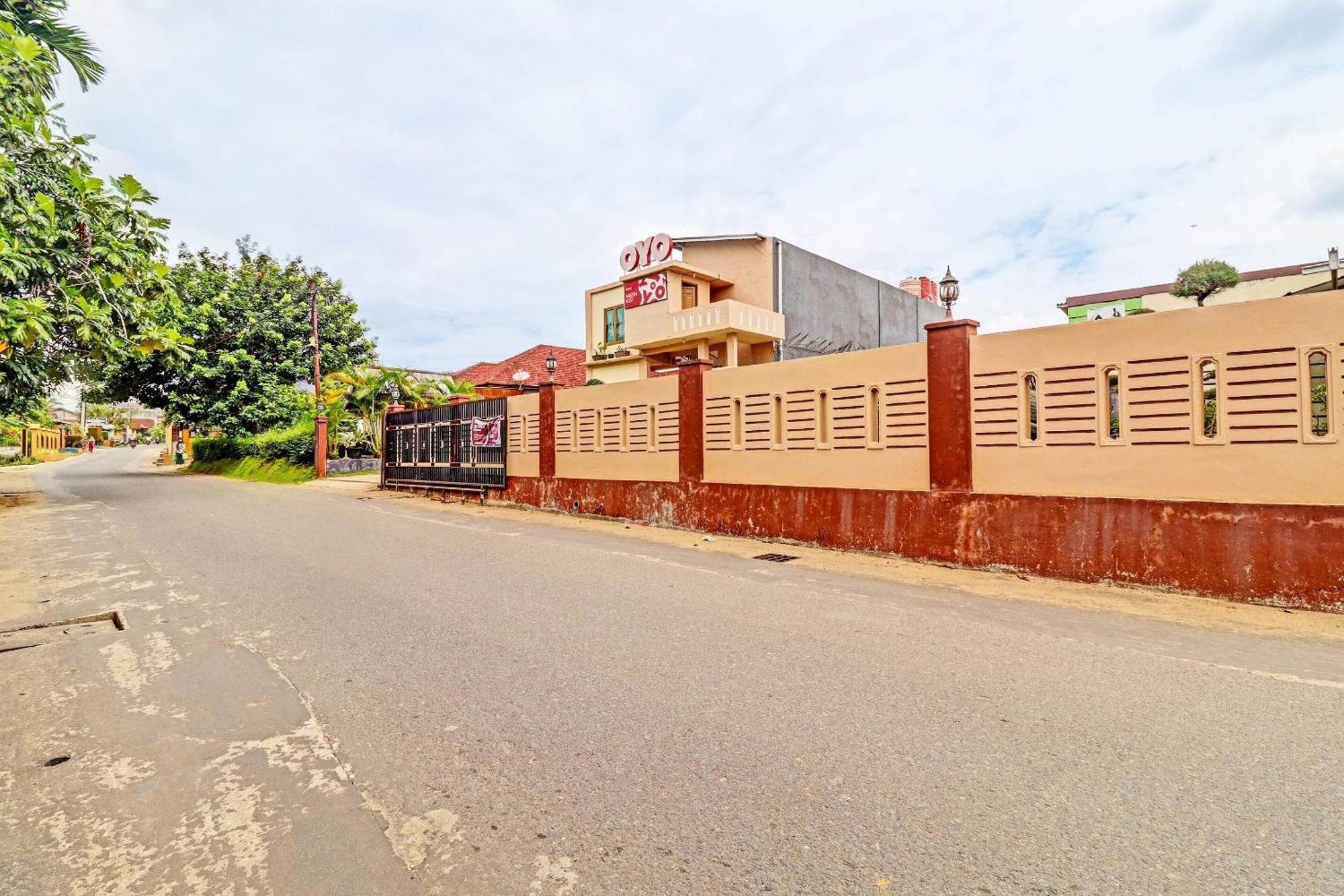 Oyo 90945 Arizon Kost Hotel Jambi Bagian luar foto