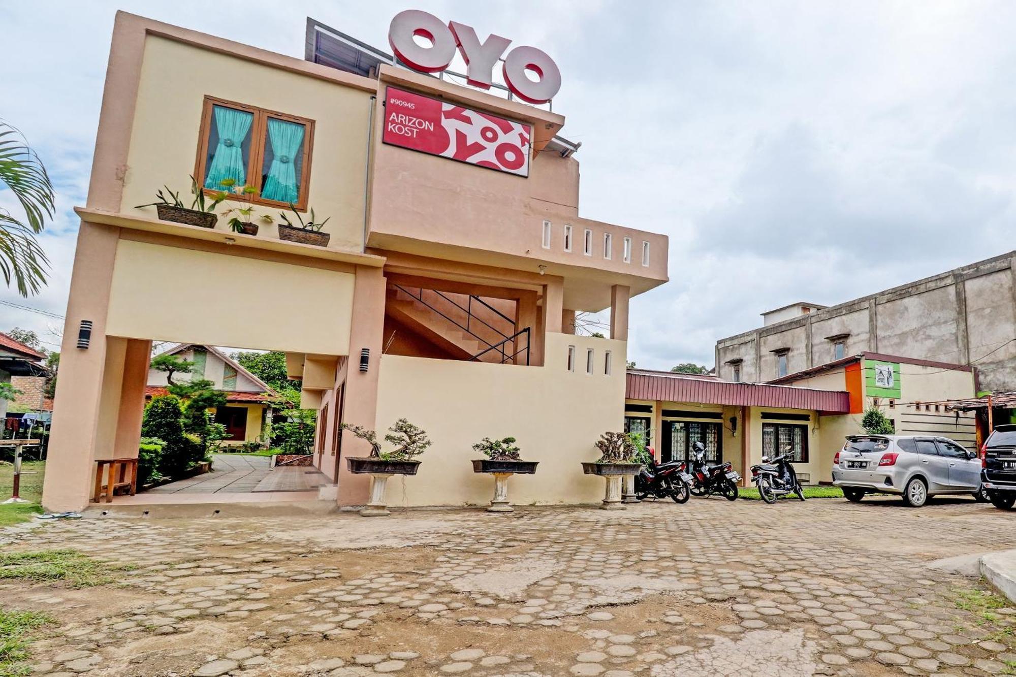 Oyo 90945 Arizon Kost Hotel Jambi Bagian luar foto