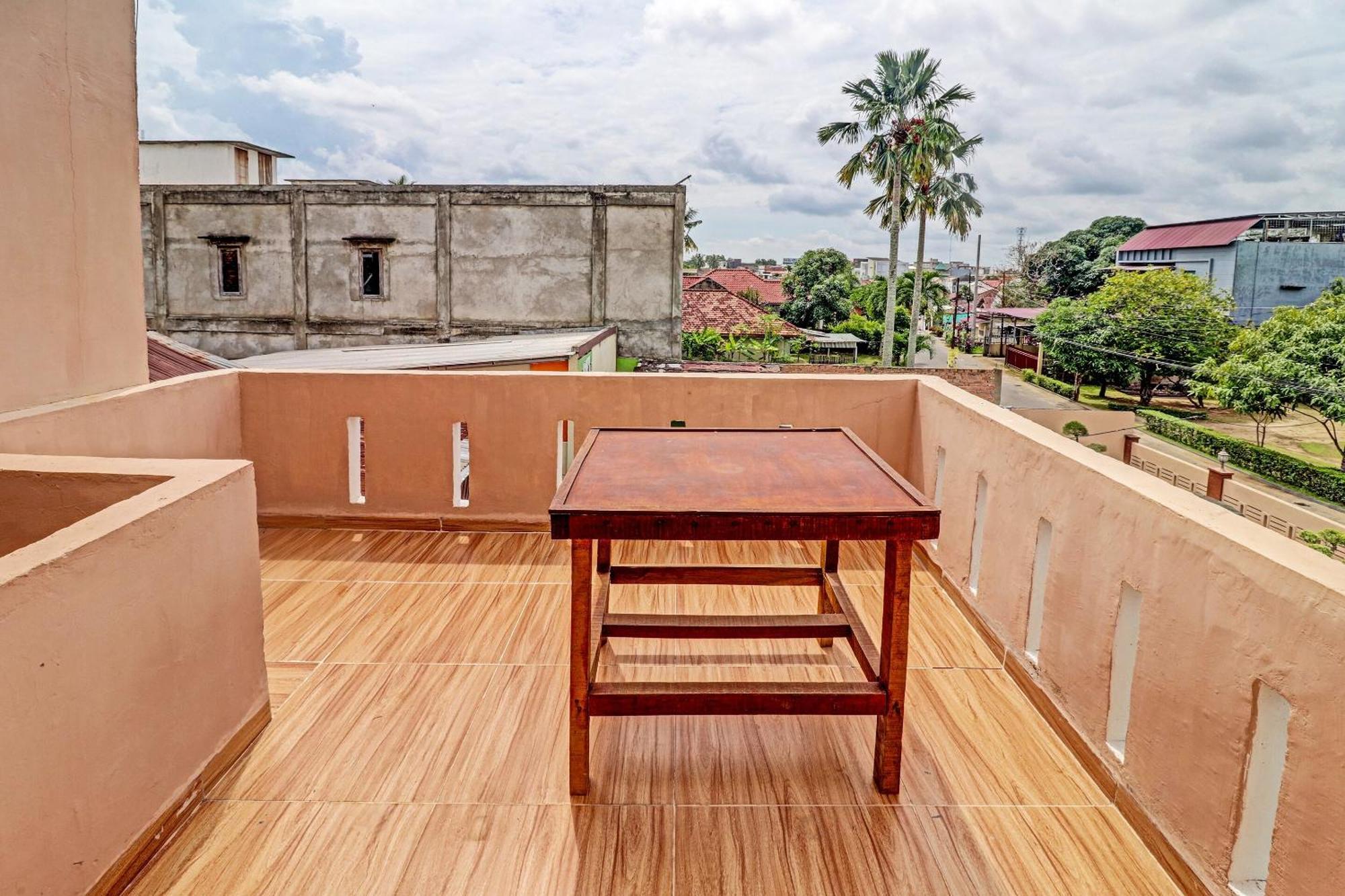 Oyo 90945 Arizon Kost Hotel Jambi Bagian luar foto