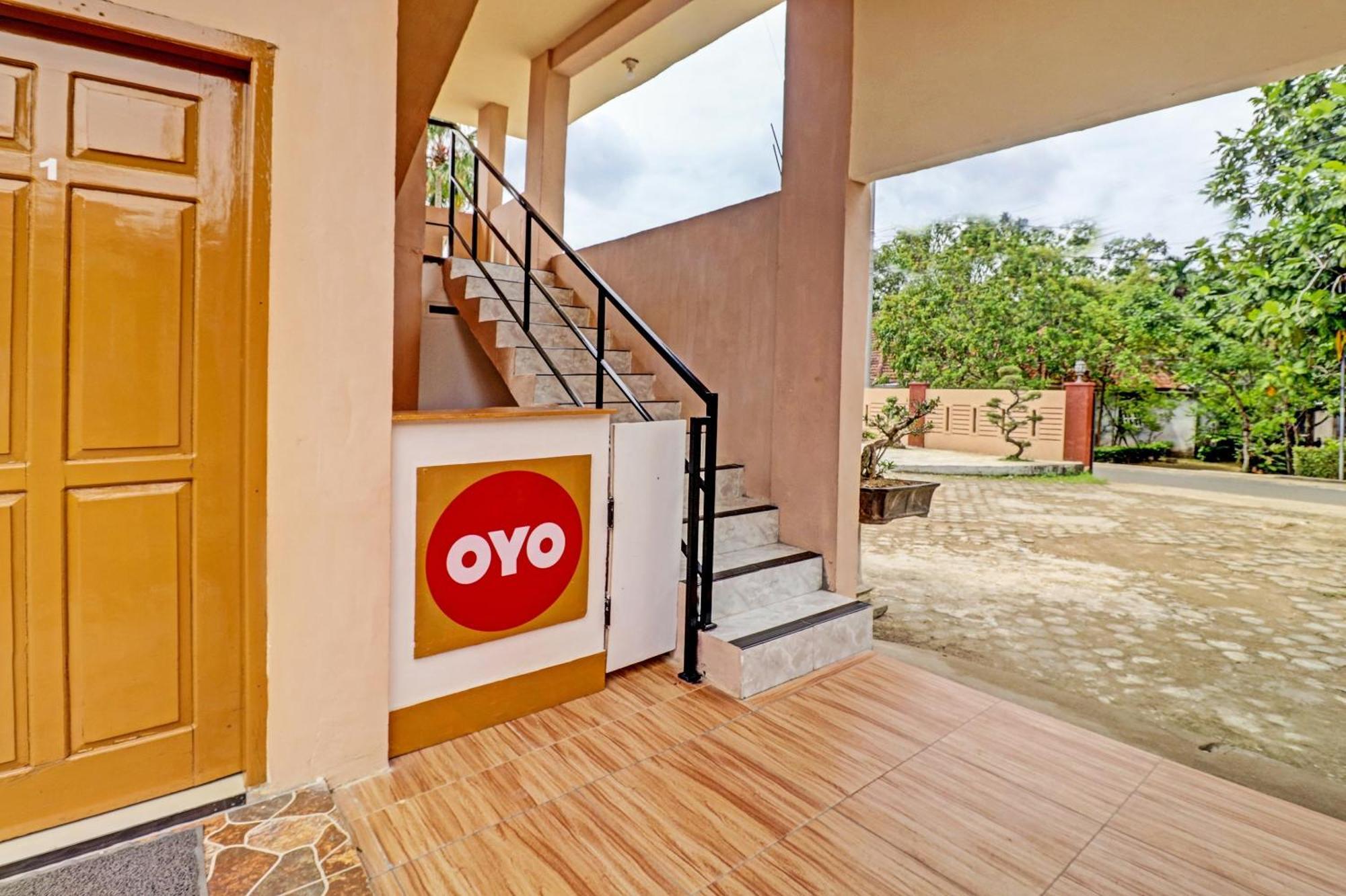 Oyo 90945 Arizon Kost Hotel Jambi Bagian luar foto