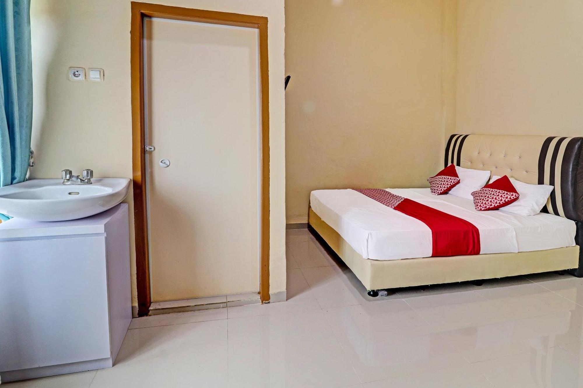 Oyo 90945 Arizon Kost Hotel Jambi Bagian luar foto