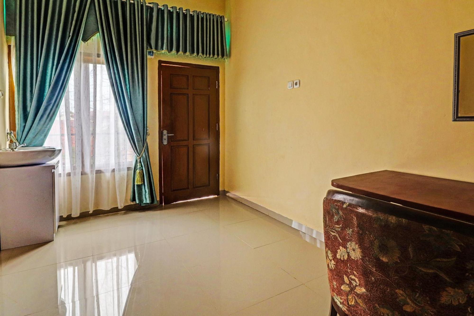 Oyo 90945 Arizon Kost Hotel Jambi Bagian luar foto