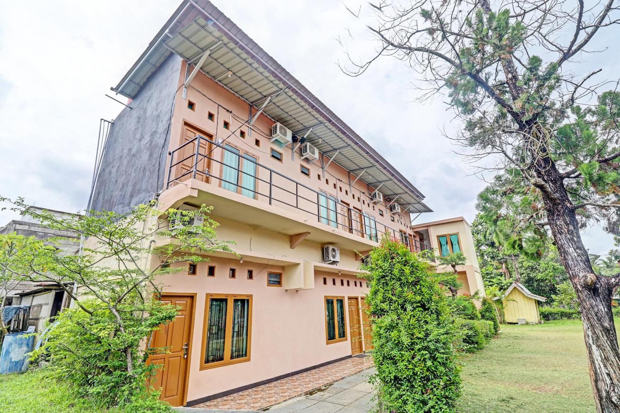 Oyo 90945 Arizon Kost Hotel Jambi Bagian luar foto