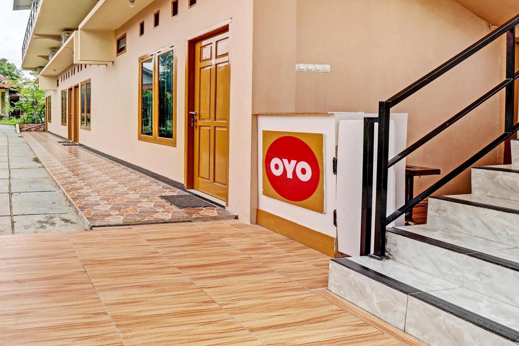 Oyo 90945 Arizon Kost Hotel Jambi Bagian luar foto