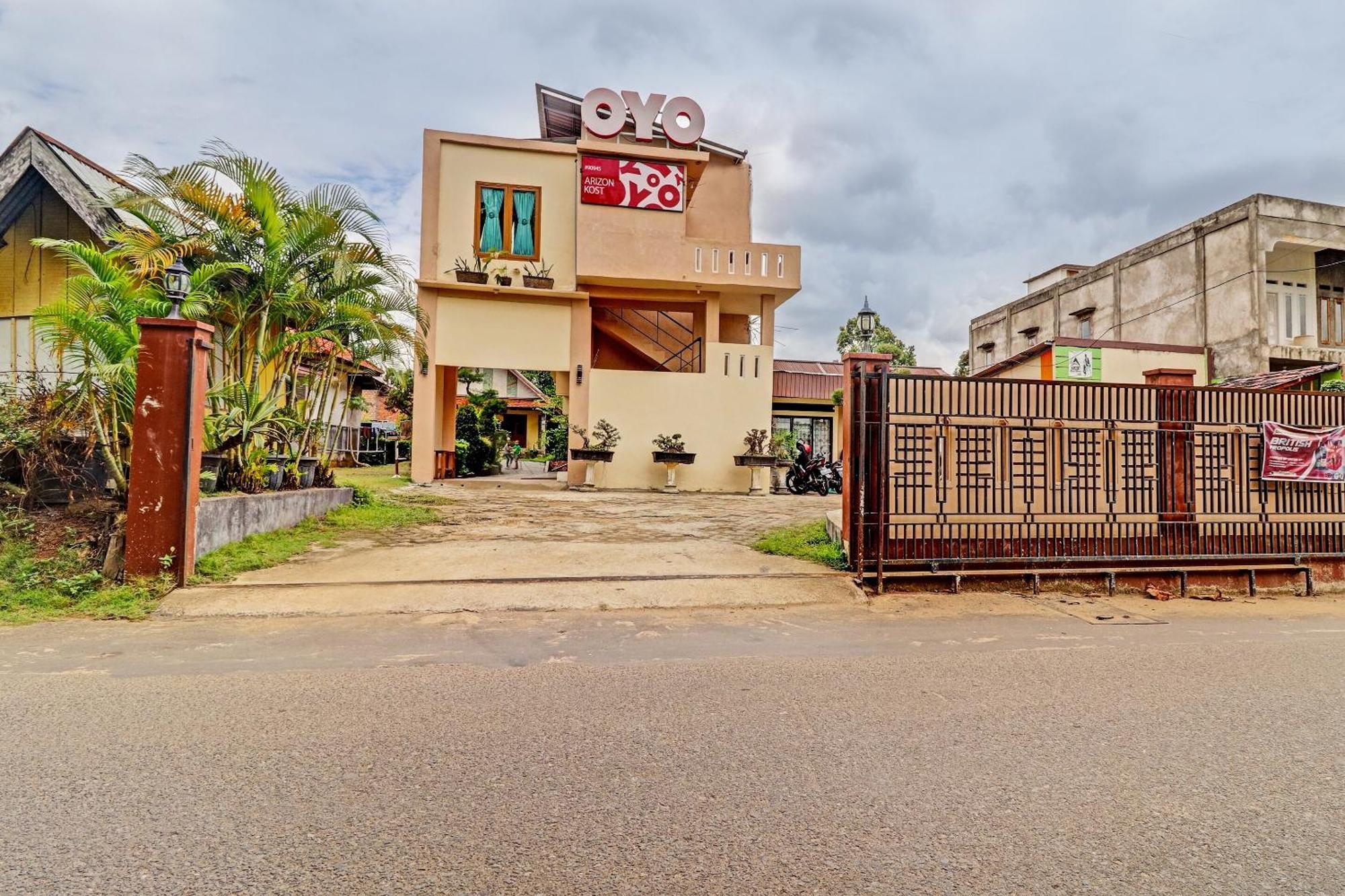 Oyo 90945 Arizon Kost Hotel Jambi Bagian luar foto