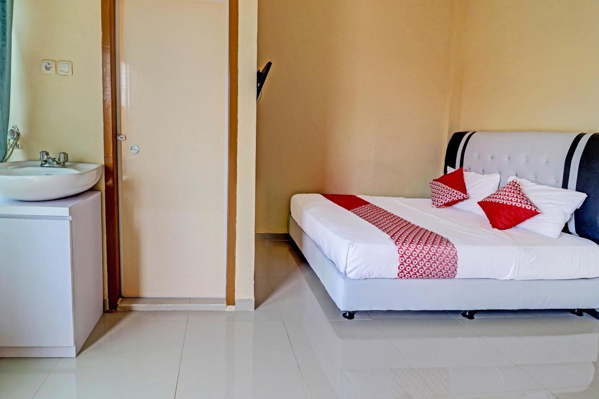 Oyo 90945 Arizon Kost Hotel Jambi Bagian luar foto