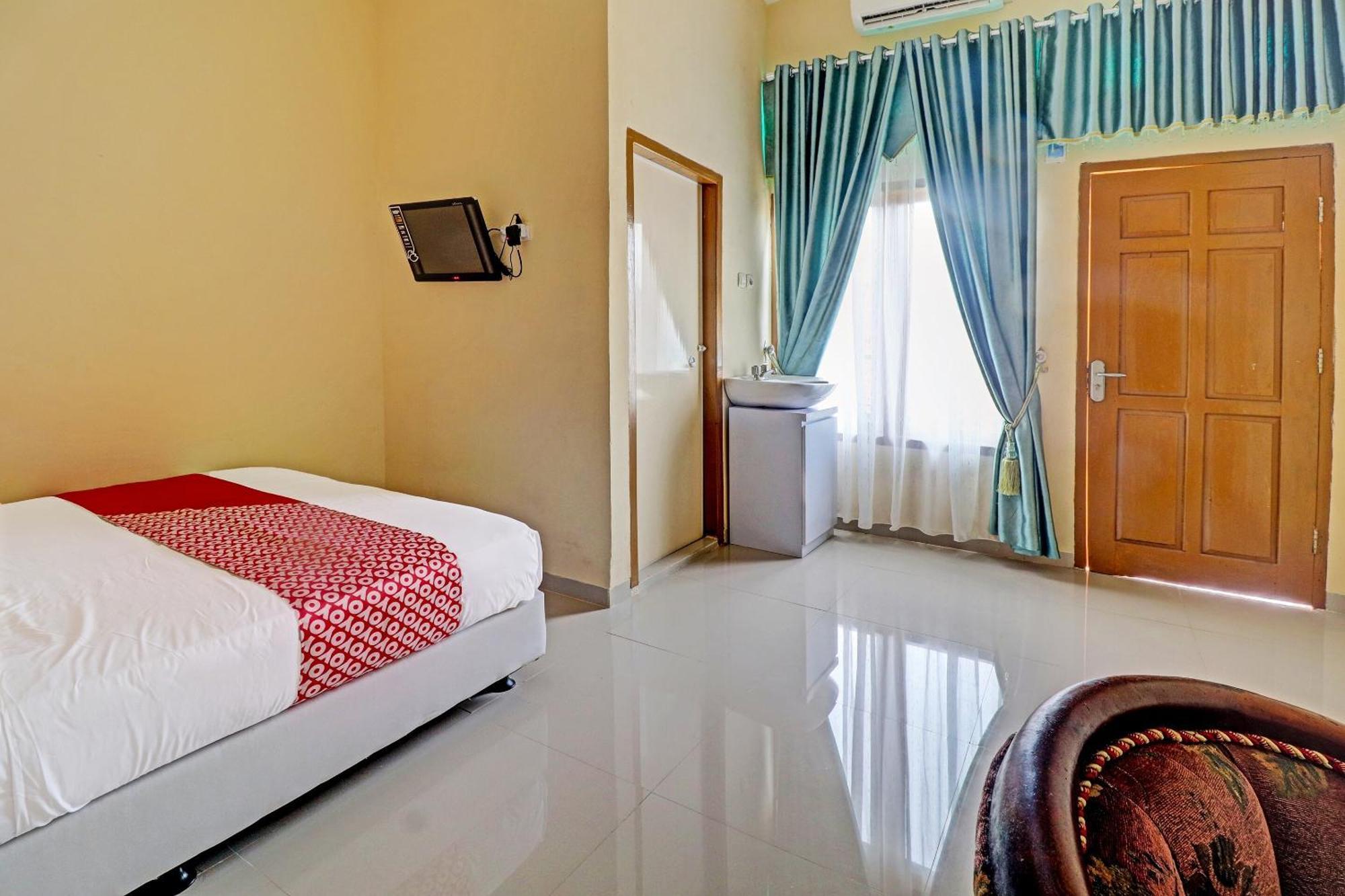 Oyo 90945 Arizon Kost Hotel Jambi Bagian luar foto