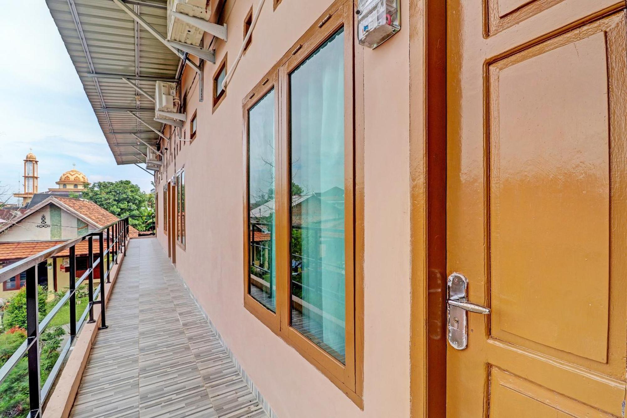 Oyo 90945 Arizon Kost Hotel Jambi Bagian luar foto